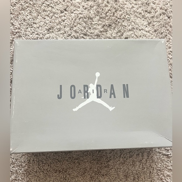 Air Jordan 11 Retro (GS) - Picture 2 of 7